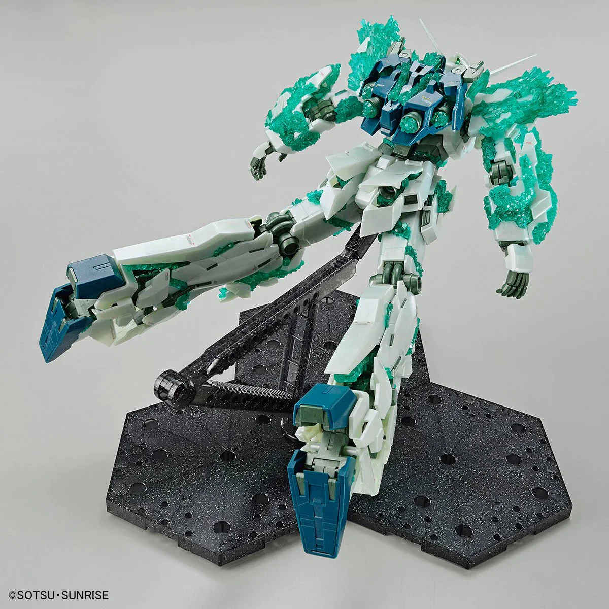 Bandai Hobby MG Gundam Base Limited Unicorn Gundam(Luminous Crystal Body) 1/100 - Image 4