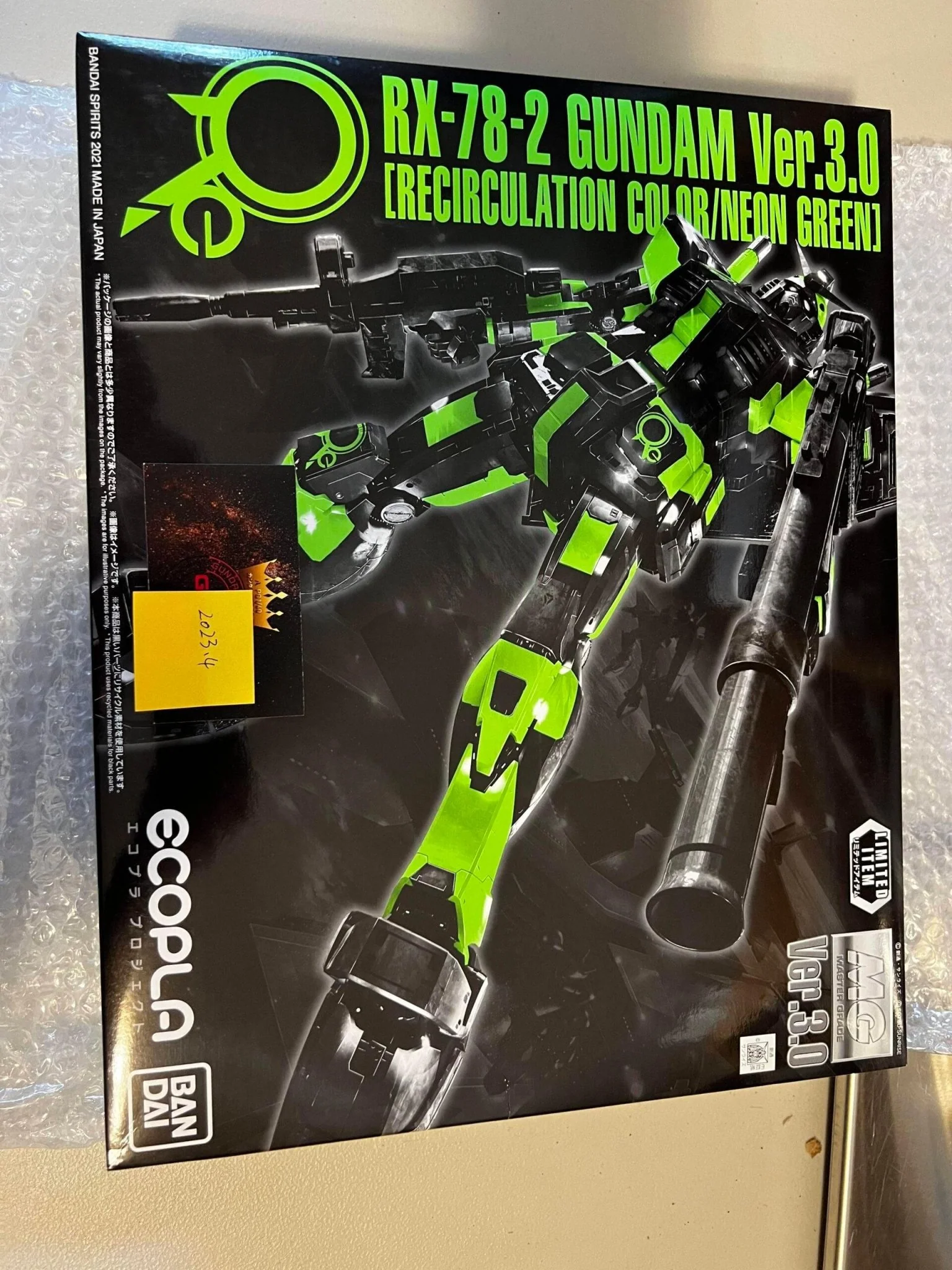Bandai Hobby MG RX- 78-2 Gundam Ver.3.0(Recirculation Color Neon Green) 1/100 - Image 6